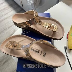 Birkenstock Gizeh Sandals in Metallic Stones Copper